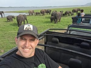 (audio) La historia del veterinario que encontró su propósito cuidando osos rescatados