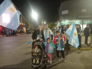 Tres Arroyos copó la Plaza San Martín tras el triunfo de la Selección (videos)