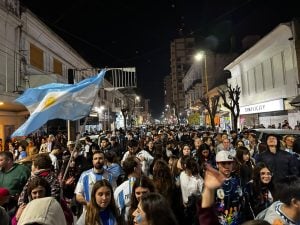 Tres Arroyos copó la Plaza San Martín tras el triunfo de la Selección (videos)