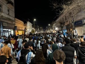 Tres Arroyos copó la Plaza San Martín tras el triunfo de la Selección (videos)
