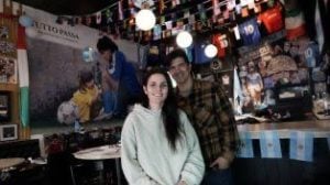 Rosarinos armaron un bar en homenaje a Maradona y replican la magia del 10 (audio)