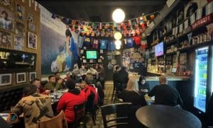 Rosarinos armaron un bar en homenaje a Maradona y replican la magia del 10 (audio)