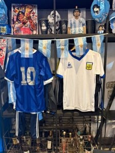 Rosarinos armaron un bar en homenaje a Maradona y replican la magia del 10 (audio)