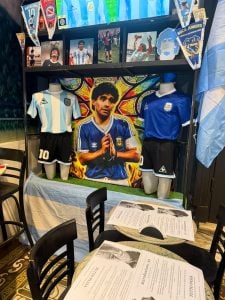 Rosarinos armaron un bar en homenaje a Maradona y replican la magia del 10 (audio)