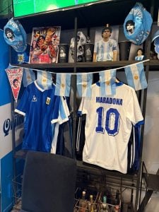 Rosarinos armaron un bar en homenaje a Maradona y replican la magia del 10 (audio)