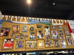Rosarinos armaron un bar en homenaje a Maradona y replican la magia del 10 (audio)