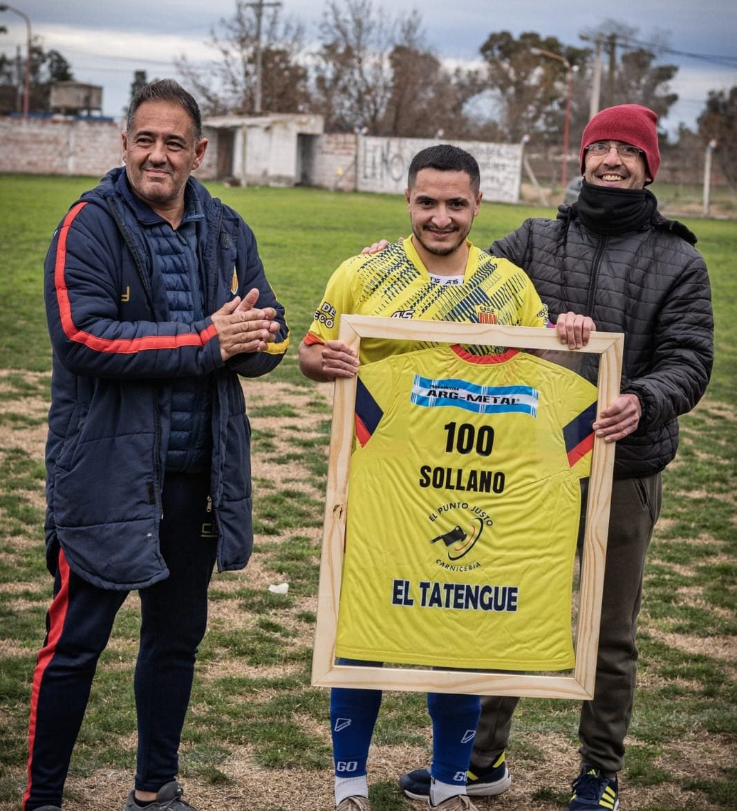 Entregaron una placa a Juan Sollano por cumplir 100 partidos en Unión