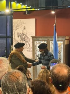 Perico Medina recibió el premio al Mejor Cuchillo en la Sociedad Rural Argentina