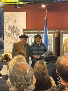 Perico Medina recibió el premio al Mejor Cuchillo en la Sociedad Rural Argentina