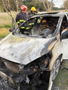 Se incendió un automóvil dentro de una vivienda en Claromecó