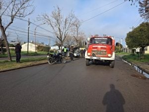 Rozó un camión, hizo un trompo y terminó destrozado contra un árbol. Dos heridos