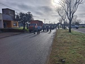 Rozó un camión, hizo un trompo y terminó destrozado contra un árbol. Dos heridos