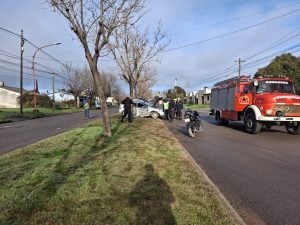 Rozó un camión, hizo un trompo y terminó destrozado contra un árbol. Dos heridos