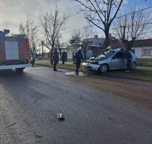 Rozó un camión, hizo un trompo y terminó destrozado contra un árbol. Dos heridos