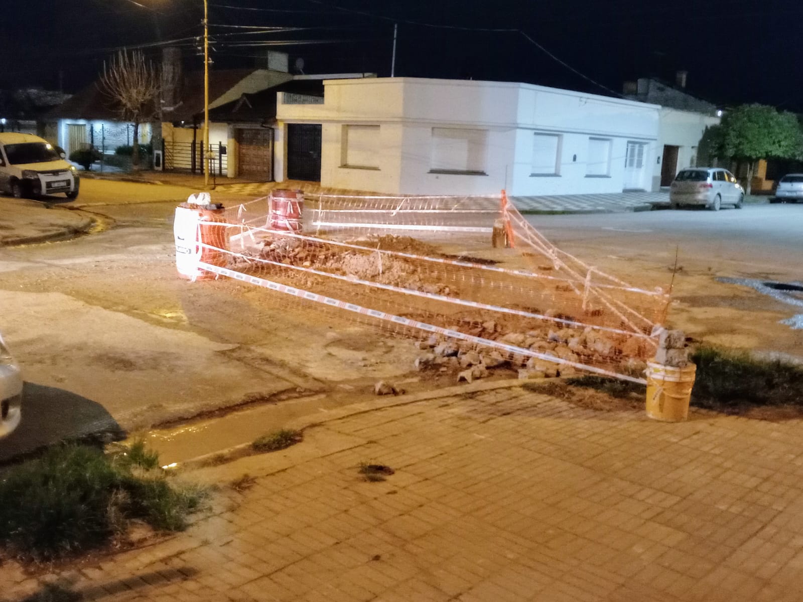 Reparan fuga de agua en el cruce de Estrada y Laprida