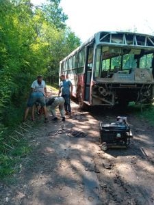 (audio) Compraron un colectivo y lo restauraron para vivir en él