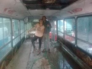 (audio) Compraron un colectivo y lo restauraron para vivir en él