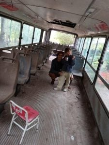 (audio) Compraron un colectivo y lo restauraron para vivir en él
