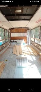 (audio) Compraron un colectivo y lo restauraron para vivir en él