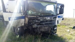 Fatal choque entre camión y camioneta: dos muertos