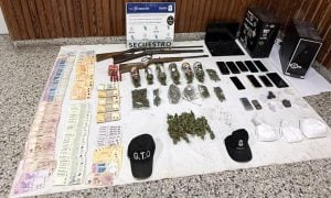Chaves: secuestraron cocaína, armas y más de $3,7 millones en cuatro allanamientos