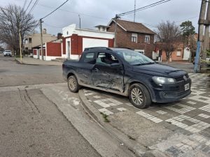 Fuerte impacto entre dos camionetas en la esquina de 1810 y Olavarría