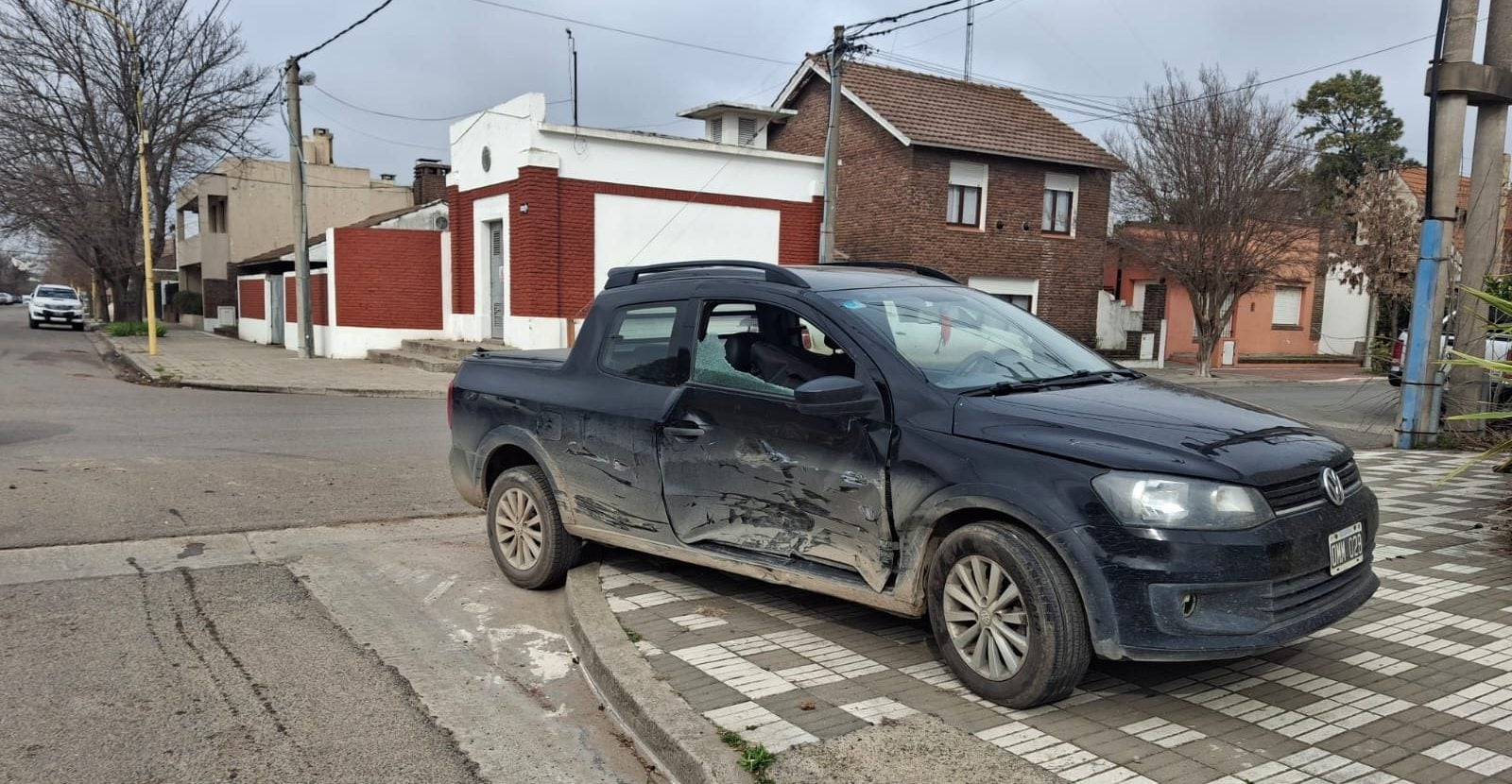 Fuerte impacto entre dos camionetas en la esquina de 1810 y Olavarría