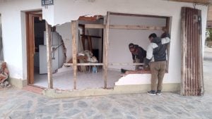 (audio)Se durmió. Incrustó la camioneta en una casa. Gran susto para dos abuelos