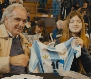 Camiseta autografiada por Messi, viene a Tres Arroyos. Sergio Amuchategui  la compró en remate solidario