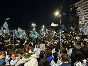 Tres Arroyos copó la Plaza San Martín tras el triunfo de la Selección (videos)