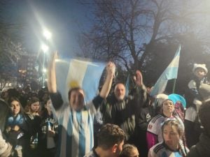 Tres Arroyos copó la Plaza San Martín tras el triunfo de la Selección (videos)