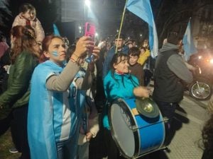 Tres Arroyos copó la Plaza San Martín tras el triunfo de la Selección (videos)