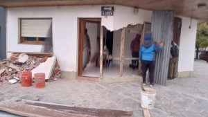 (audio)Se durmió. Incrustó la camioneta en una casa. Gran susto para dos abuelos