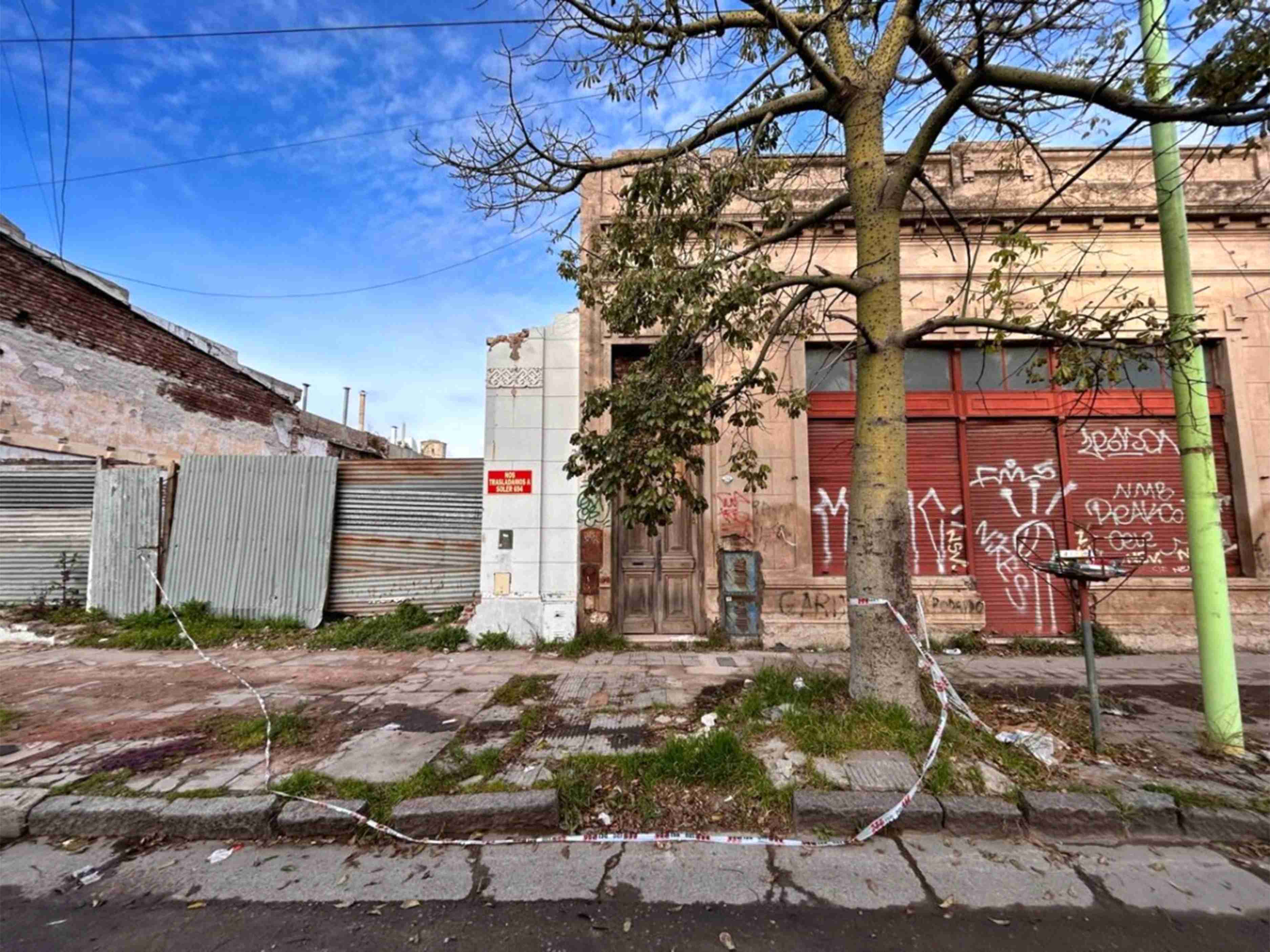 Investigan la muerte de un hombre que cayó desde el techo de una casa en Bahía Blanca