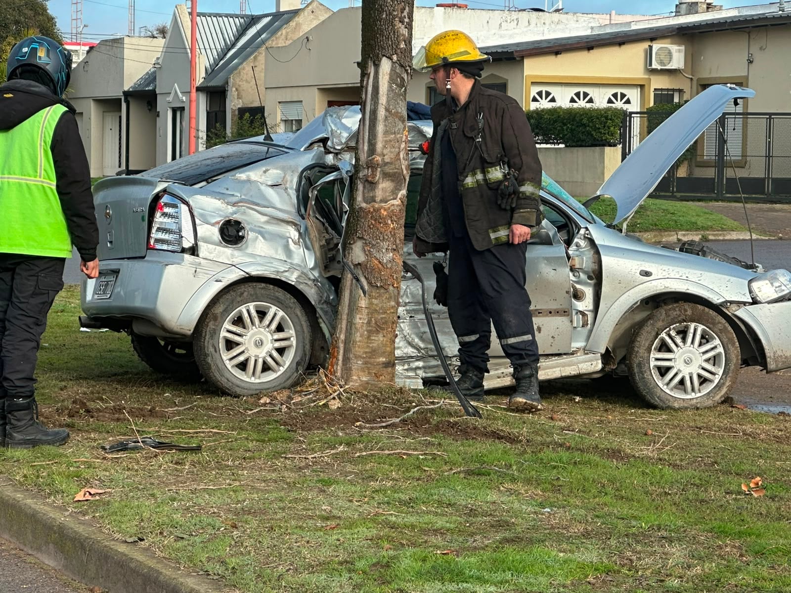 Rozó un camión, hizo un trompo y terminó destrozado contra un árbol. Dos heridos