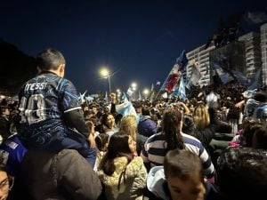 Tres Arroyos copó la Plaza San Martín tras el triunfo de la Selección (videos)