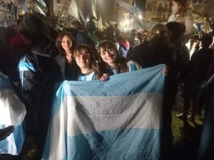 Tres Arroyos copó la Plaza San Martín tras el triunfo de la Selección (videos)