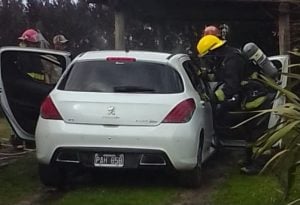 Se incendió un automóvil dentro de una vivienda en Claromecó