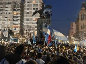 Tres Arroyos copó la Plaza San Martín tras el triunfo de la Selección (videos)