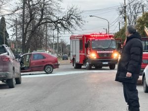 Incendio en un auto provocó daños importantes