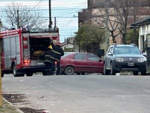 Incendio en un auto provocó daños importantes
