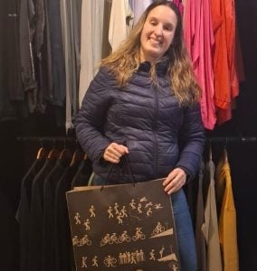 Agustina, la ganadora de la campera por parte de JSH