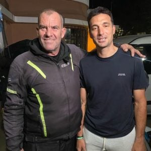 (audio) Un choripanero vendió todo, consiguió la firma de Scaloni y va por la de Messi