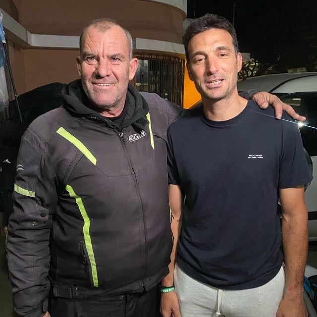 (audio) Un choripanero vendió todo, consiguió la firma de Scaloni y va por la de Messi