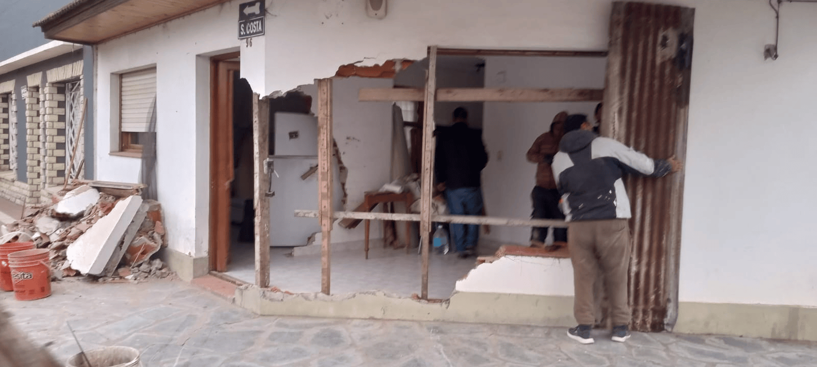 (audio)Se durmió. Incrustó la camioneta en una casa. Gran susto para dos abuelos