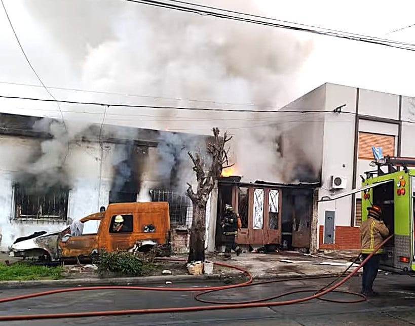 Mortal incendio en La Plata: una mujer fallecida y un hombre grave