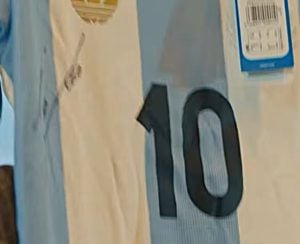 Camiseta autografiada por Messi, viene a Tres Arroyos. Sergio Amuchategui  la compró en remate solidario