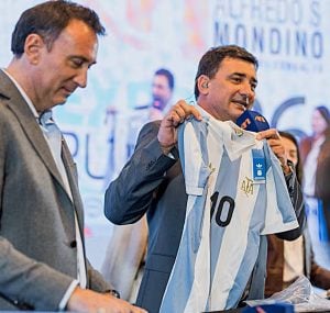 Camiseta autografiada por Messi, viene a Tres Arroyos. Sergio Amuchategui  la compró en remate solidario