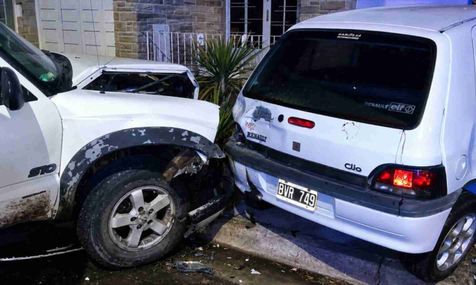 Menores escapaban de la Policía   y chocaron contra un auto en Bahía Blanca. Ya están en su casa