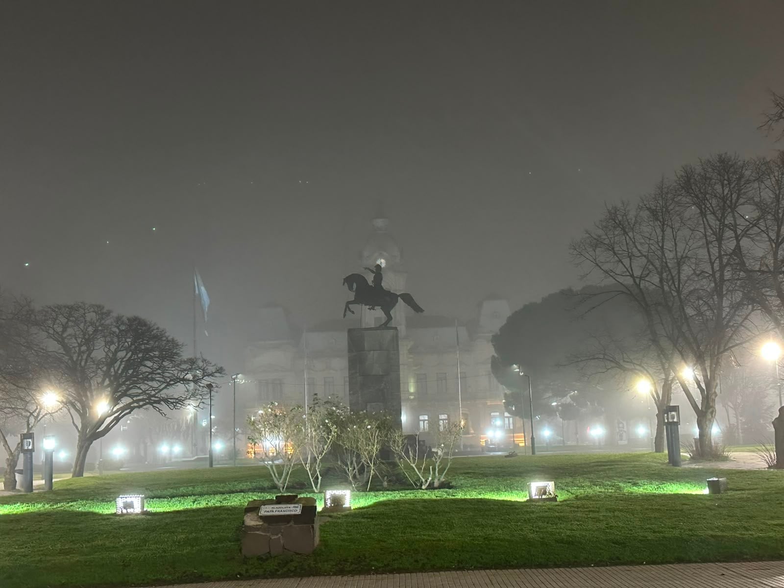 Amanecer con espeso manto de niebla en Tres Arroyos